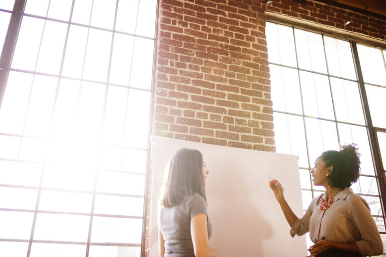 Une femme est en train de créer un tableau de visualisation de ses rêves